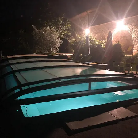 Maison De Charme Avec Piscine Couverte Et 9000m2 Hotel 3*